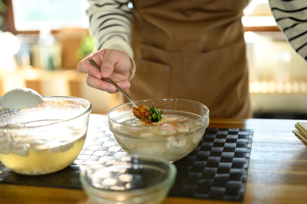 Приготовление супа на кухне