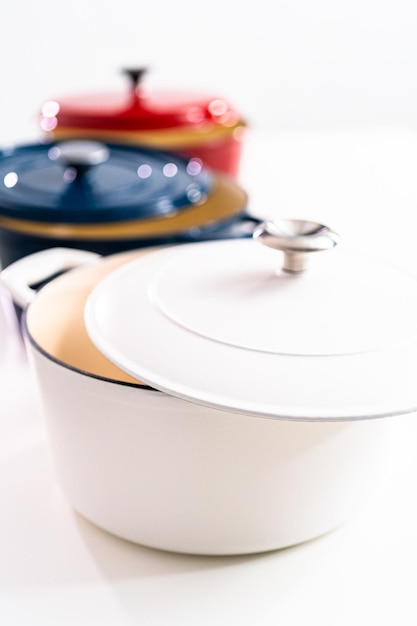 Кухонный стол с посудой